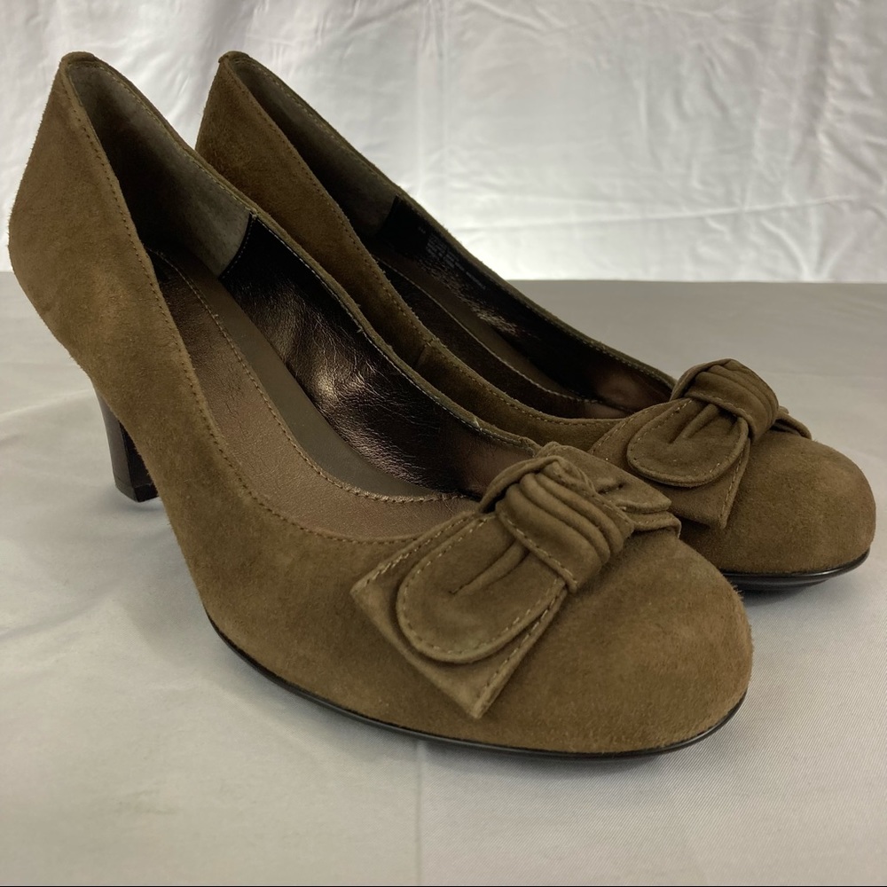 Sofft Grigny brown suede heels - size 8 - 2” heels